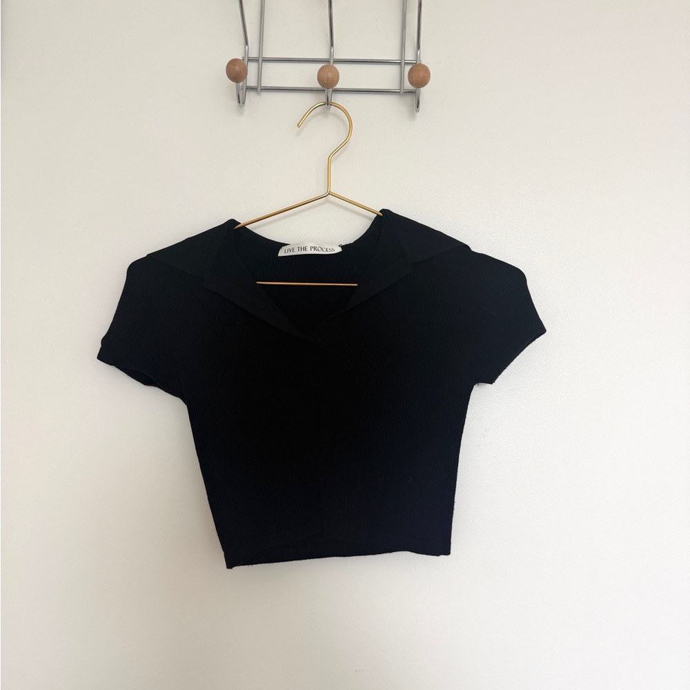 Live The Process Black Ribbed V-Collar Short Sleeve Crop Top